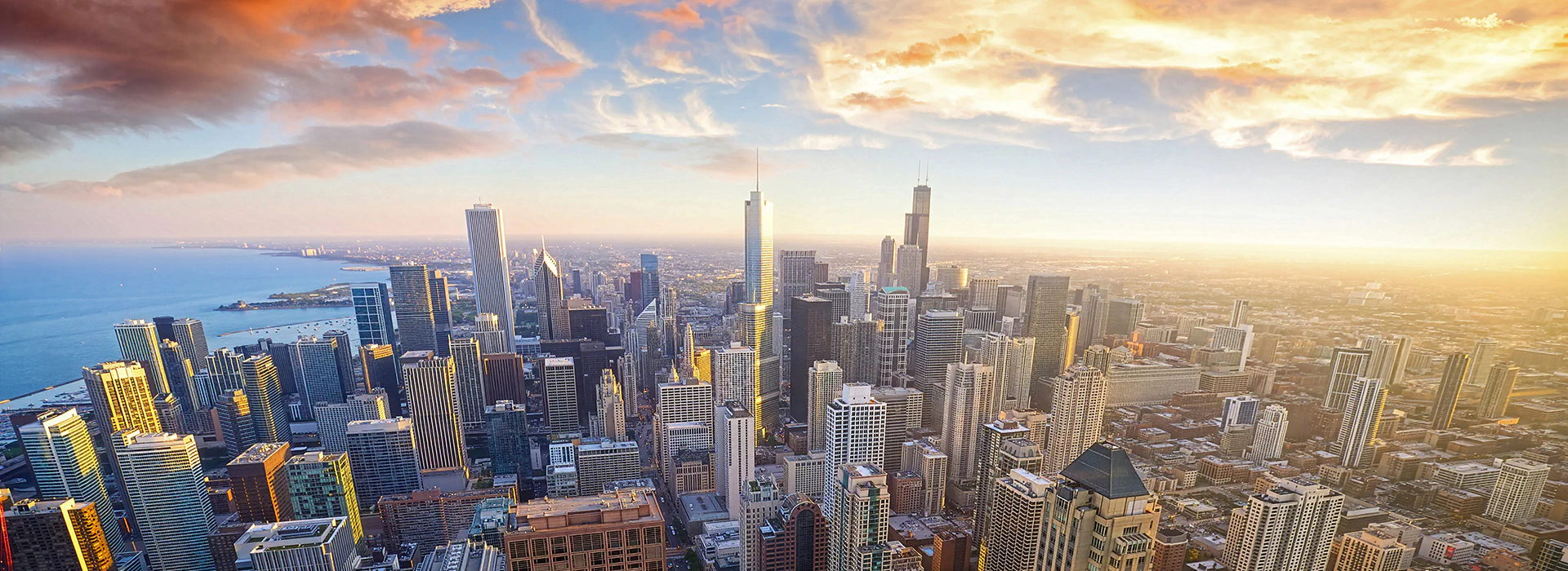 Bildbeschreibung / description: Luftaufnahme von Chicago bei Sonnenuntergang, Illinois, USA