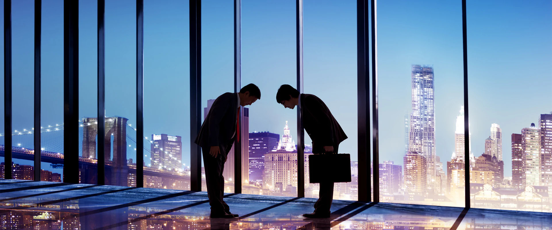 Bildbeschreibung / description: Japanische Geschäftsleute schließen einen Geschäftsvertrag ab