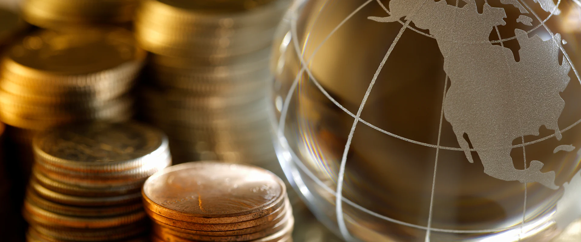 Bildbeschreibung / description: Globus mit Münzen