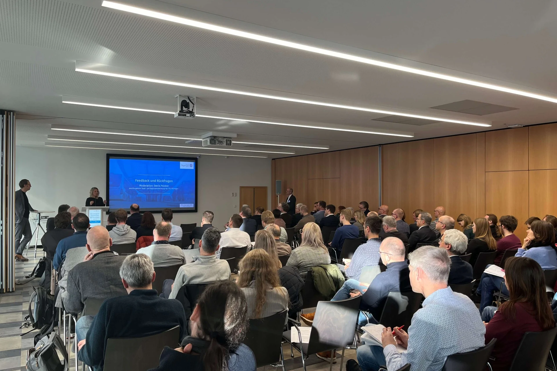 Viele Besucher hören einem Vortrag im COMCENTER Brühl zu