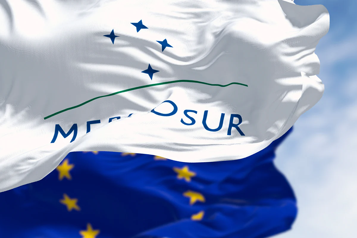 Mercosur- und EU-Flagge wehen zusammen