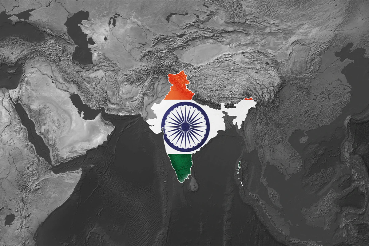 © istock / Hacer Keles Graue Landkarte Asiens mit Indien im Fokus