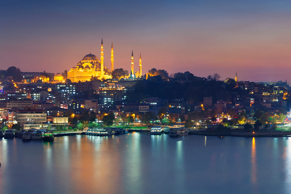 Bild: RudyBalasko / istockphoto.com Istanbul bei Nacht