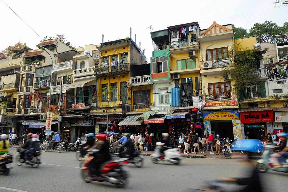 Bild: sergiswand / stock.adobe.com Straßenszene in Hanoi, Vietnam