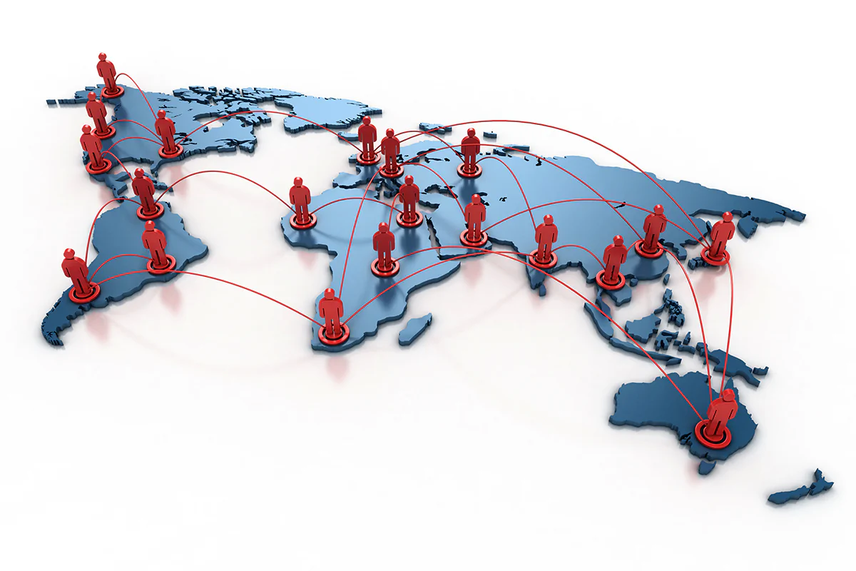 Bild: koya979 / stock.adobe.com Weltkarte mit über die Kontinente hinweg verbundenen Menschen